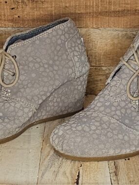 These are TOMS Women's Desert Wedge Booties